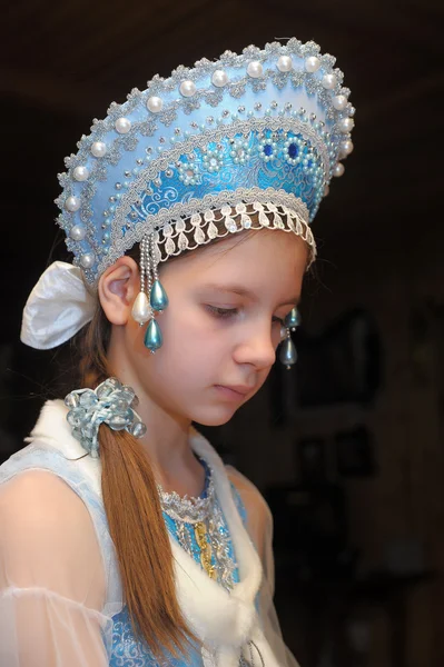 매력적인 어린 소녀는 kokoshnik의 근접 촬영 초상화 — 스톡 사진