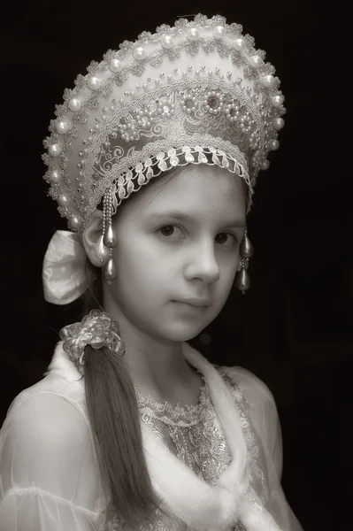 Närbild porträtt av charmig liten flicka i en kokoshnik — Stockfoto