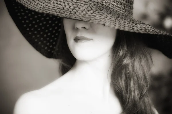 Die Frau mit dem breitkrempigen Hut — Stockfoto