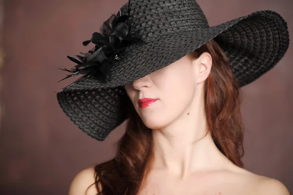 Kvinnan i en bredbrättad hatt — Stockfoto