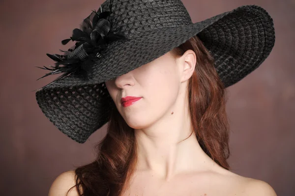 Η γυναίκα σε ένα πλατύγυρο καπέλο — Φωτογραφία Αρχείου