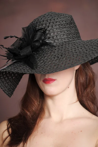De vrouw in een hoed wide-rand — Stockfoto