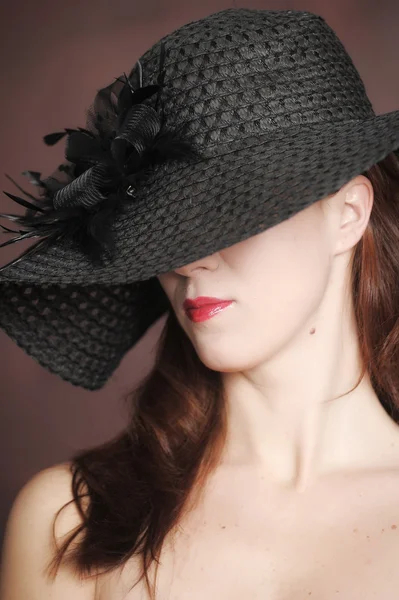 La mujer con un sombrero de ala ancha —  Fotos de Stock