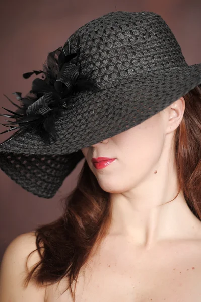 A nő egy széles karimájú kalap — Stock Fotó
