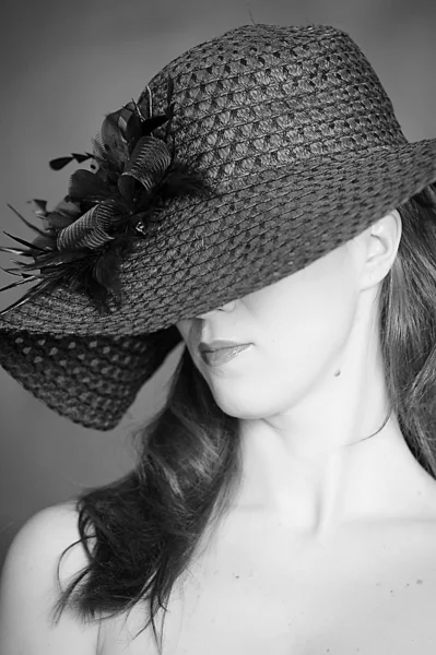 La mujer con un sombrero de ala ancha — Foto de Stock