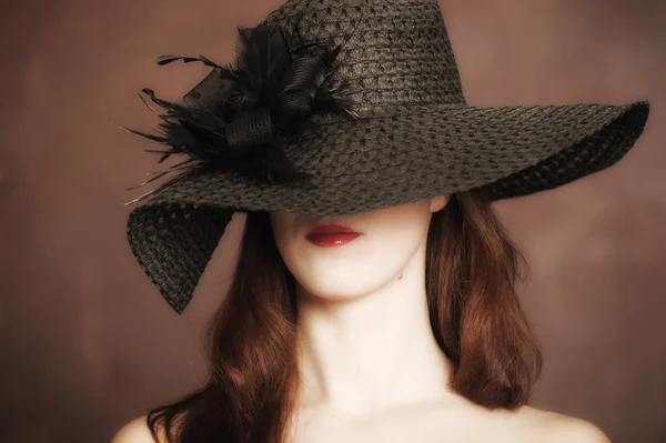 La donna con un cappello a tesa larga — Foto Stock
