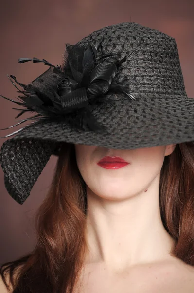 Die Frau mit dem breitkrempigen Hut — Stockfoto