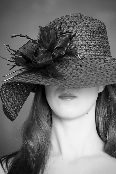De vrouw in een hoed wide-rand — Stockfoto