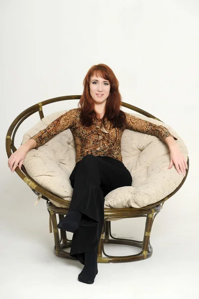 Kobieta siedzi na krześle — Zdjęcie stockowe