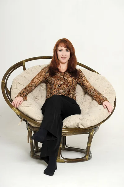 Donna seduta su una sedia — Foto Stock