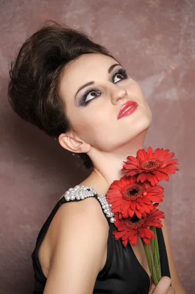 有吸引力的女人用红色花 — 图库照片