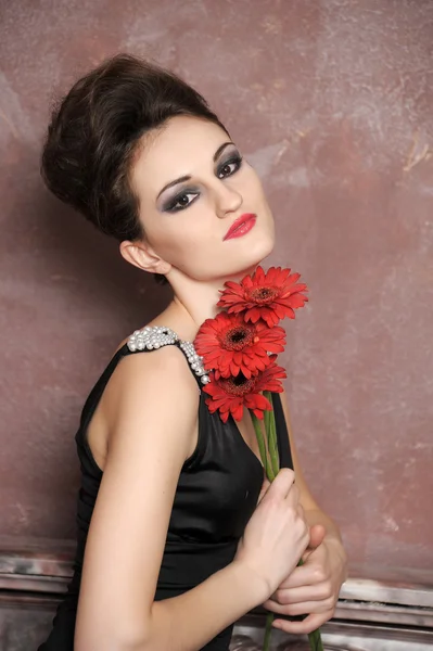 Belle femme avec des fleurs rouges — Photo