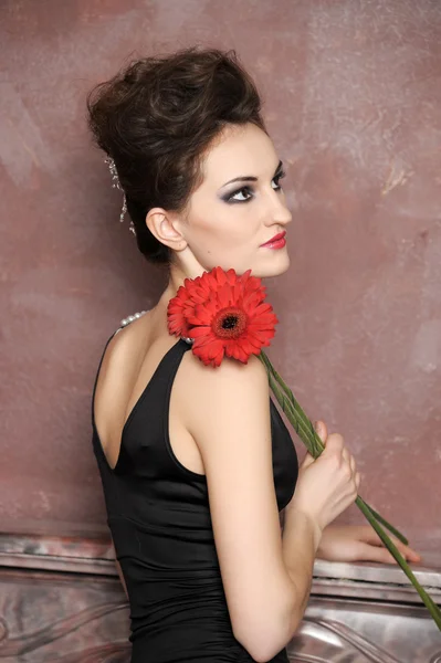 赤い花を持つ魅力的な女性 — ストック写真