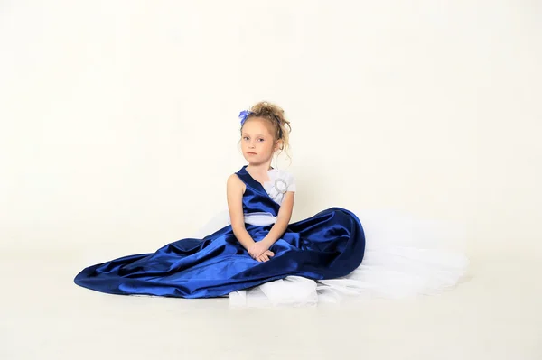 Malá holčička v elegantních modrých šatů — Stock fotografie