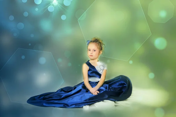 智能的蓝色衣服的小女孩 — 图库照片