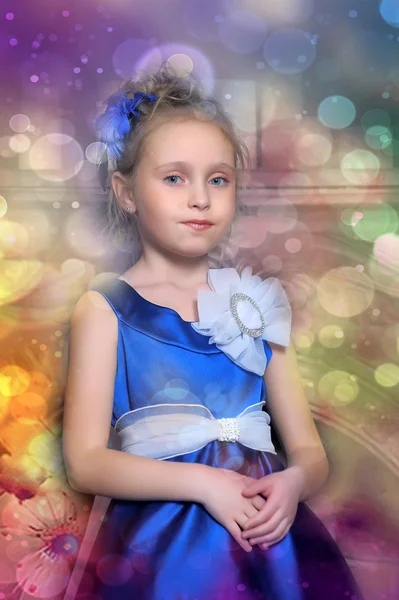 Kleines Mädchen in einem smarten blauen Kleid — Stockfoto