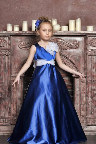 Klein meisje in een slimme blauwe jurk — Stockfoto