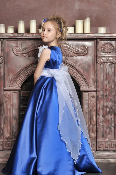Liten flicka i en smart blå klänning — Stockfoto