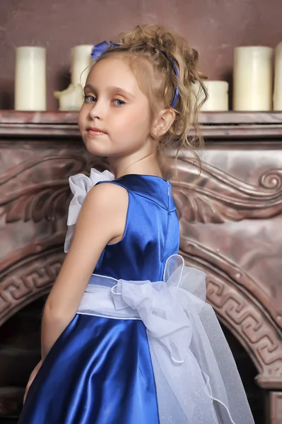 Κοριτσάκι σε ένα έξυπνο μπλε φόρεμα — Φωτογραφία Αρχείου
