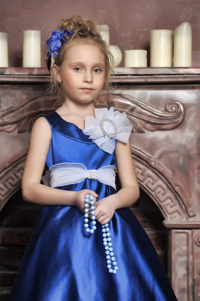 Κοριτσάκι σε ένα έξυπνο μπλε φόρεμα — Φωτογραφία Αρχείου