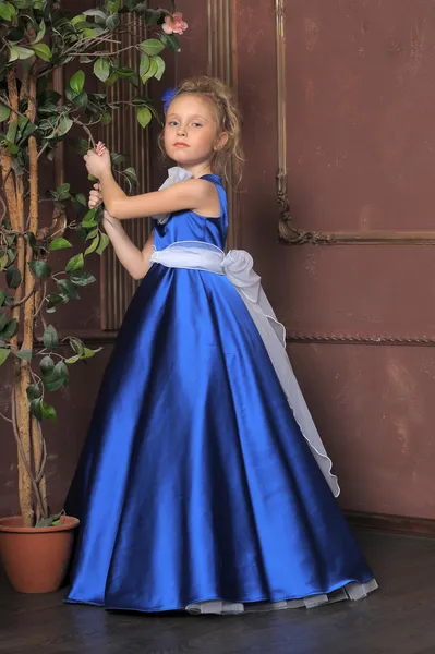 スマート青いドレスの少女 — ストック写真
