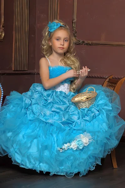 Akıllı mavi elbiseli küçük kız — Stok fotoğraf