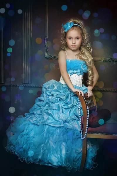 Dziewczynka w inteligentne niebieska sukienka — Zdjęcie stockowe