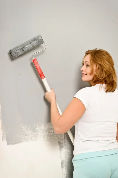 Attraktive Female artisan with paint roller — Stock Photo, Image
