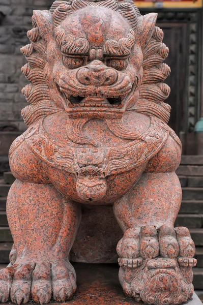 Lion sculpture in front of Saint-Petersburg Buddhist Temple Gunz — Stock Photo, Image