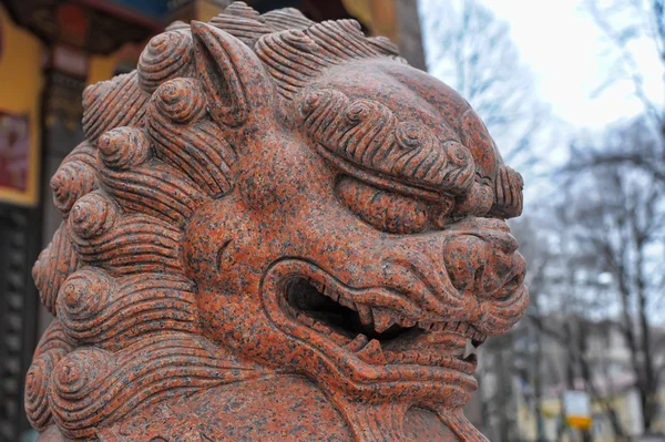 Rzeźba Lwa przed Sankt petersburg buddyjskiej świątyni gunz — Zdjęcie stockowe