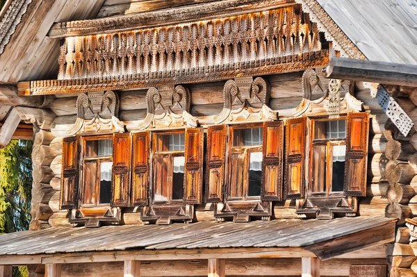 村里老化的木制小礼拜堂 — 图库照片