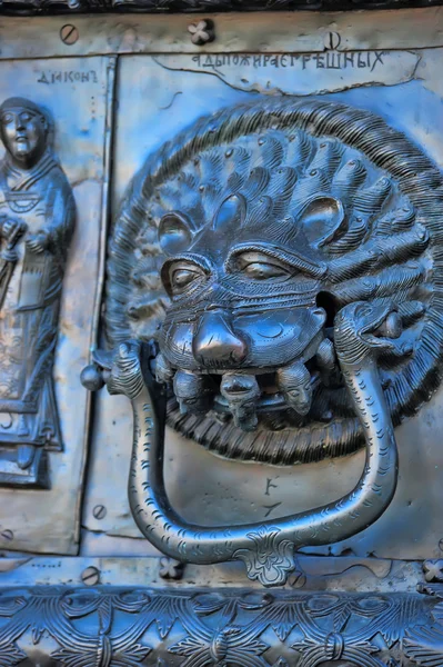 聖ソフィア大聖堂の青銅色のドアのフラグメント。ノヴゴロド — ストック写真