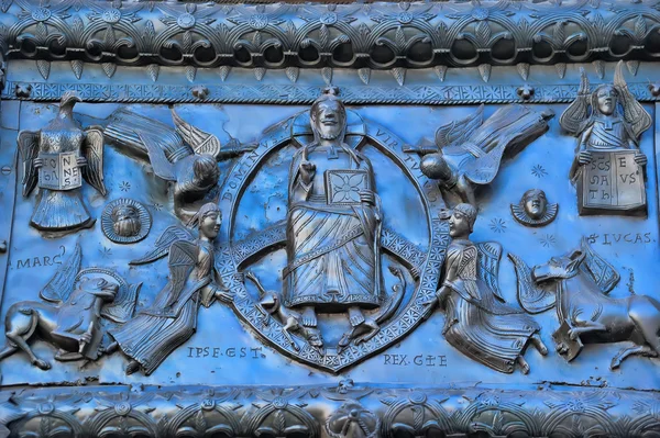 Bronz ajtók, a Szent Sophia katedrális töredéke. Veliky Novgorod — Stock Fotó