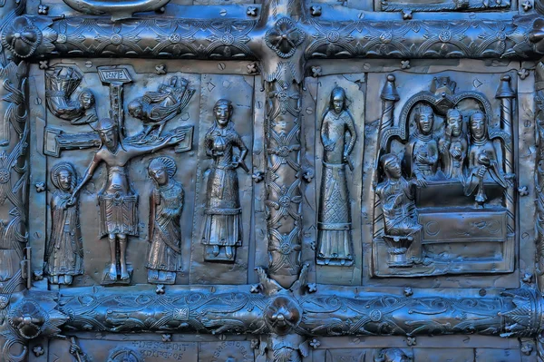 Фрагмент бронзовых дверей Софийского собора. Великий Новгород — стоковое фото