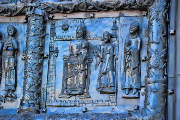 Fragment van bronzen deuren van de kathedraal van de Hagia sophia. Veliky novgorod — Stockfoto