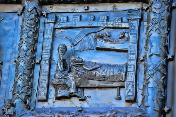 Fragment van bronzen deuren van de kathedraal van de Hagia sophia. Veliky novgorod — Stockfoto
