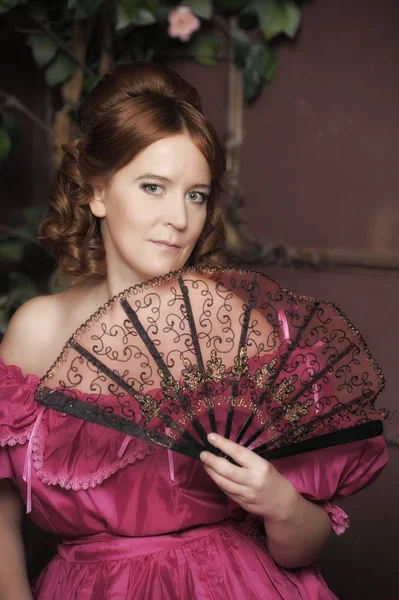 Жінка з вентилятором в середньовічній сукні — стокове фото