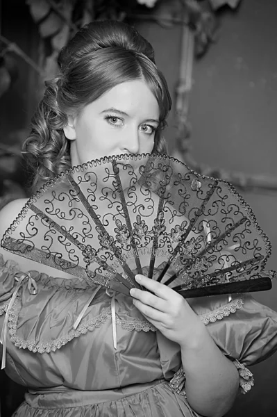 Femme avec ventilateur en robe médiévale — Photo