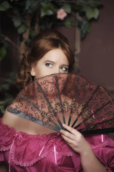 中世のドレスのファンを持つ女性 — ストック写真