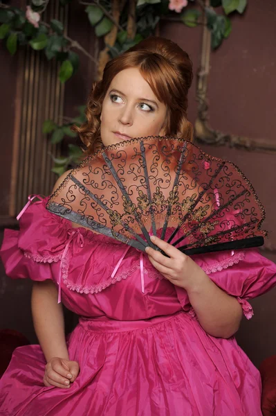 Vrouw met ventilator in middeleeuwse jurk — Stockfoto