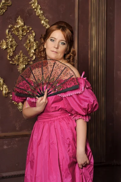 Vrouw met ventilator in middeleeuwse jurk — Stockfoto