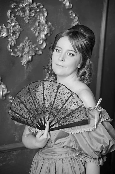 Жінка з вентилятором в середньовічній сукні — стокове фото
