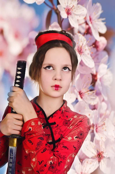 Bir kız uzun samuray kılıcı işleme — Stok fotoğraf