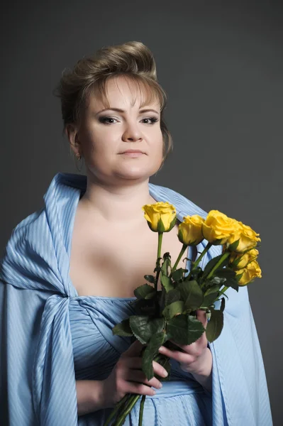 Γυναίκα με κίτρινα τριαντάφυλλα — Φωτογραφία Αρχείου