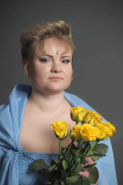 Женщина с жёлтыми розами — стоковое фото