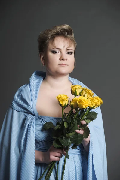 Γυναίκα με κίτρινα τριαντάφυλλα — Φωτογραφία Αρχείου