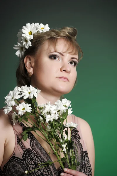 Vrouw en bloemen — Stockfoto