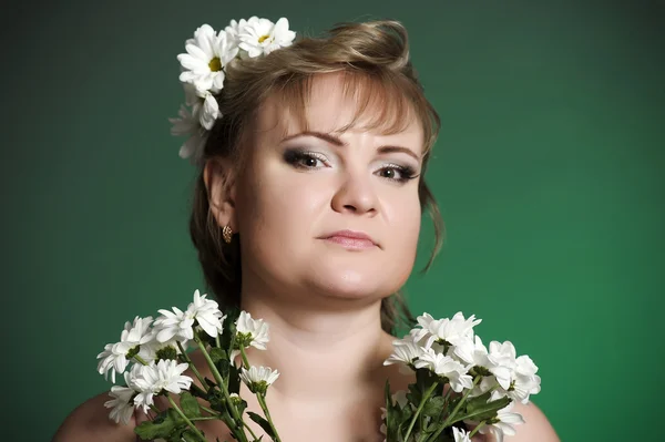 Vrouw en bloemen — Stockfoto