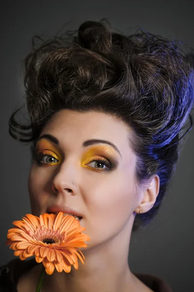 Krásná žena s světlý make-up — Stock fotografie
