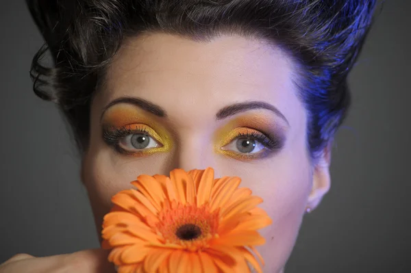 Mooie vrouw met een lichte make-up — Stockfoto